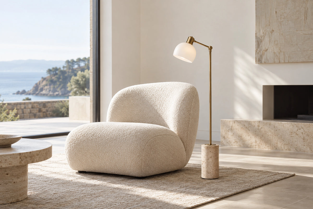 Petit lampadaire dans un intérieur lumineux, sous une lumière naturelle