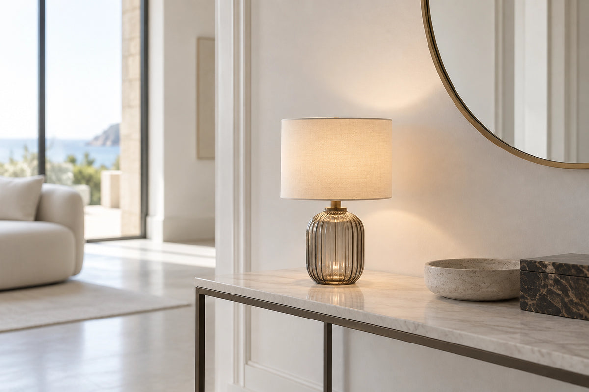 Petite lampe à poser dans un intérieur lumineux, sous une lumière naturelle