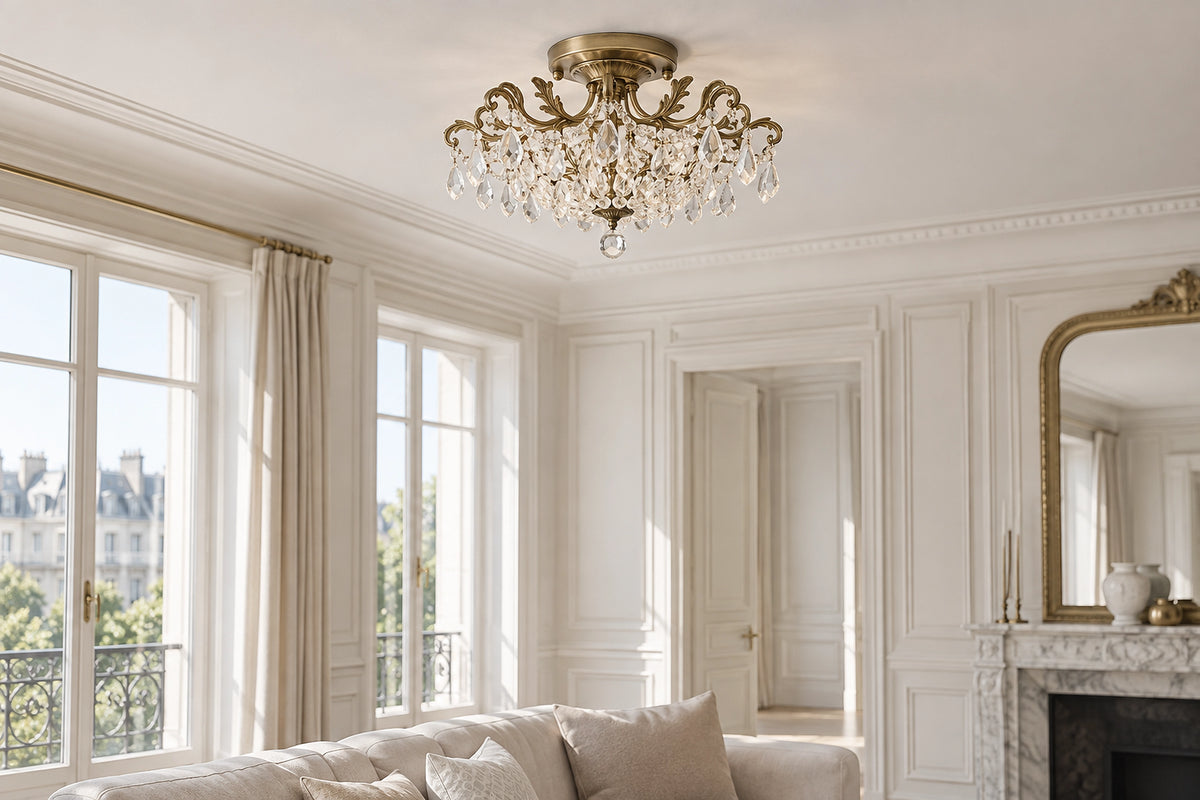 Plafonnier baroque dans un intérieur lumineux, sous une lumière naturelle