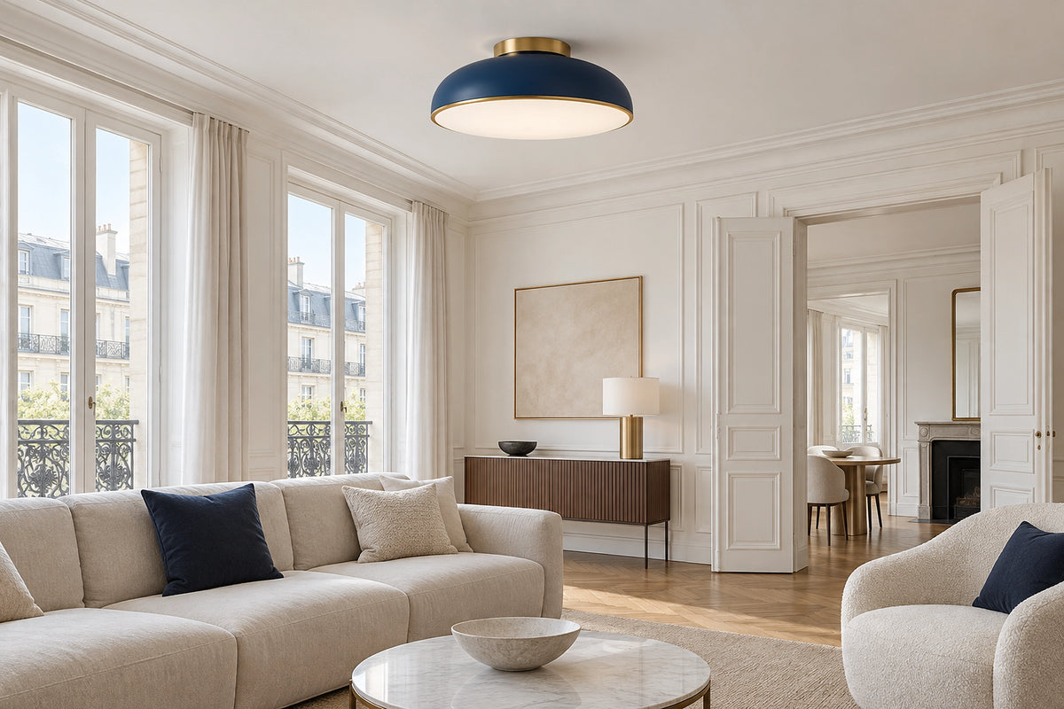 Plafonnier bleu dans un intérieur lumineux, sous une lumière naturelle