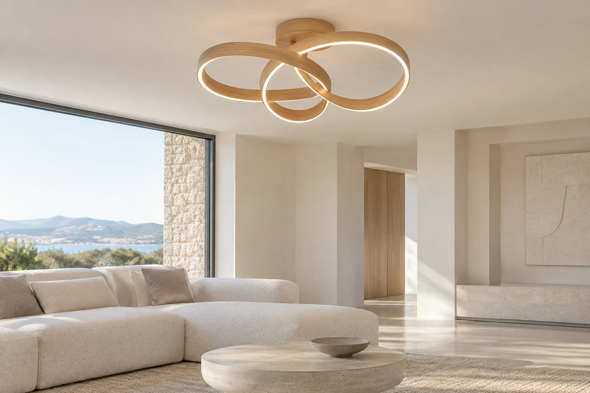 Plafonnier bois design dans un intérieur lumineux, sous une lumière naturelle