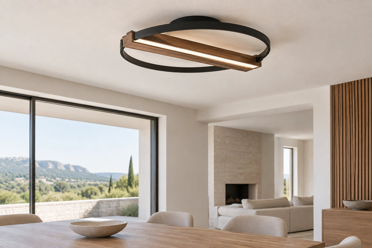 Plafonnier bois et métal dans un intérieur lumineux, sous une lumière naturelle