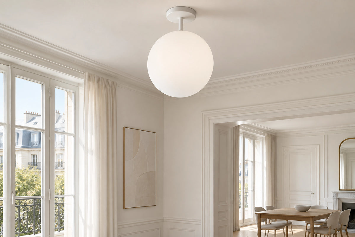 Plafonnier boule blanche dans un intérieur lumineux, sous une lumière naturelle