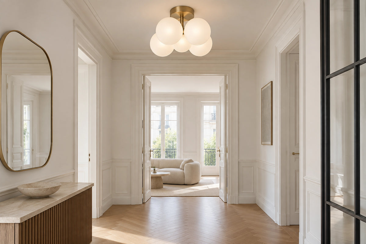 Plafonnier boule dans un intérieur lumineux, sous une lumière naturelle