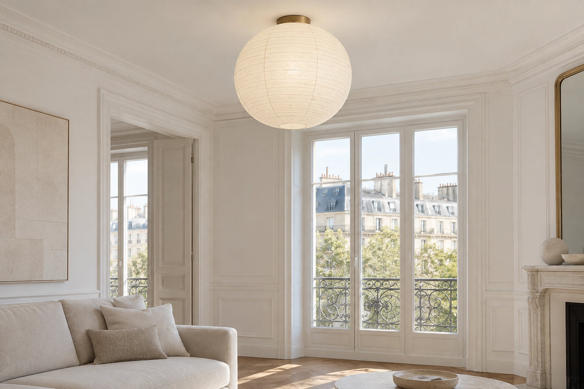 Plafonnier boule papier dans un intérieur lumineux, sous une lumière naturelle