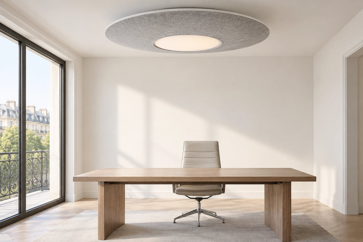Plafonnier bureau dans un bureau lumineux, sous une lumière naturelle