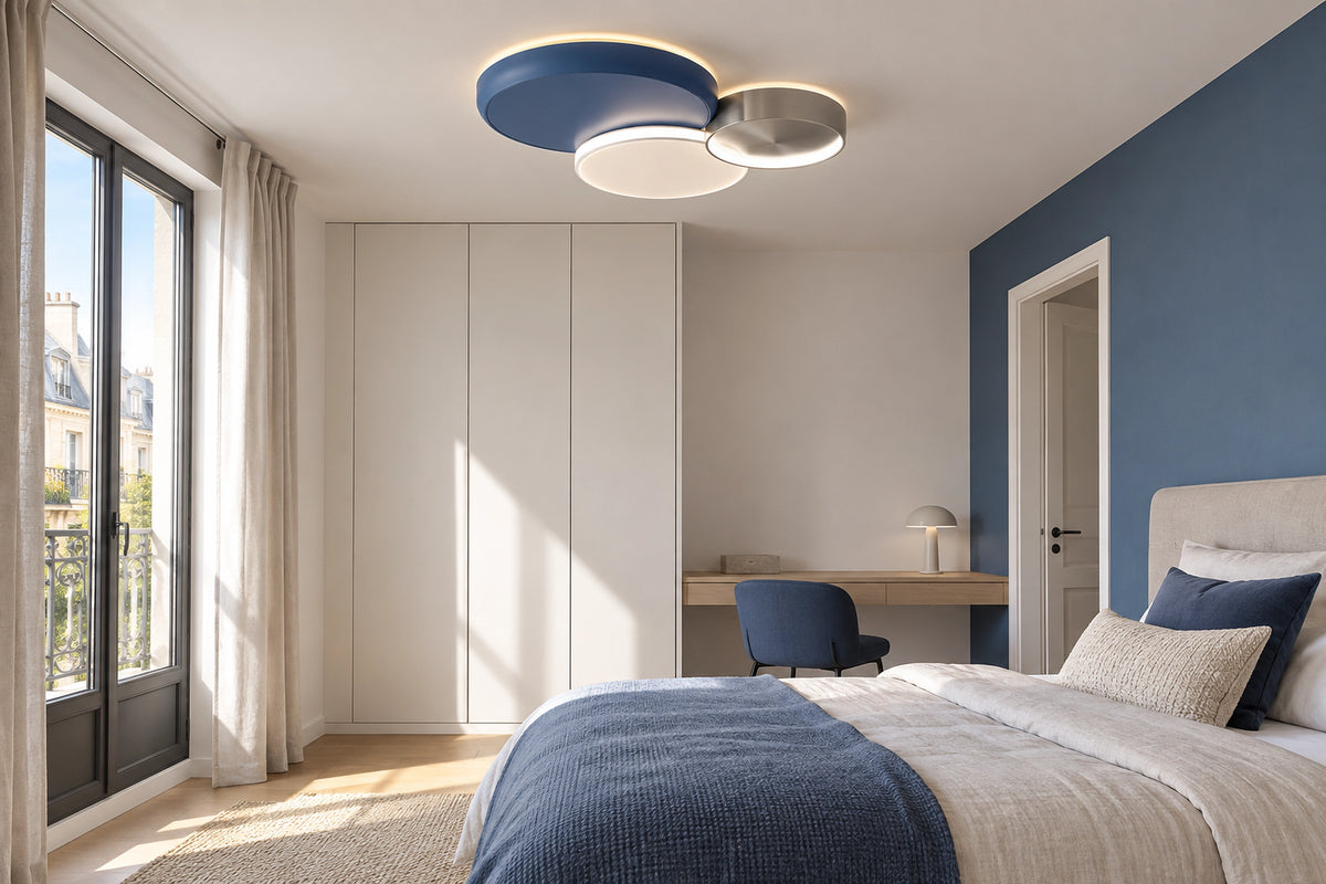 Plafonnier chambre ado dans une chambre lumineuse, sous une lumière naturelle