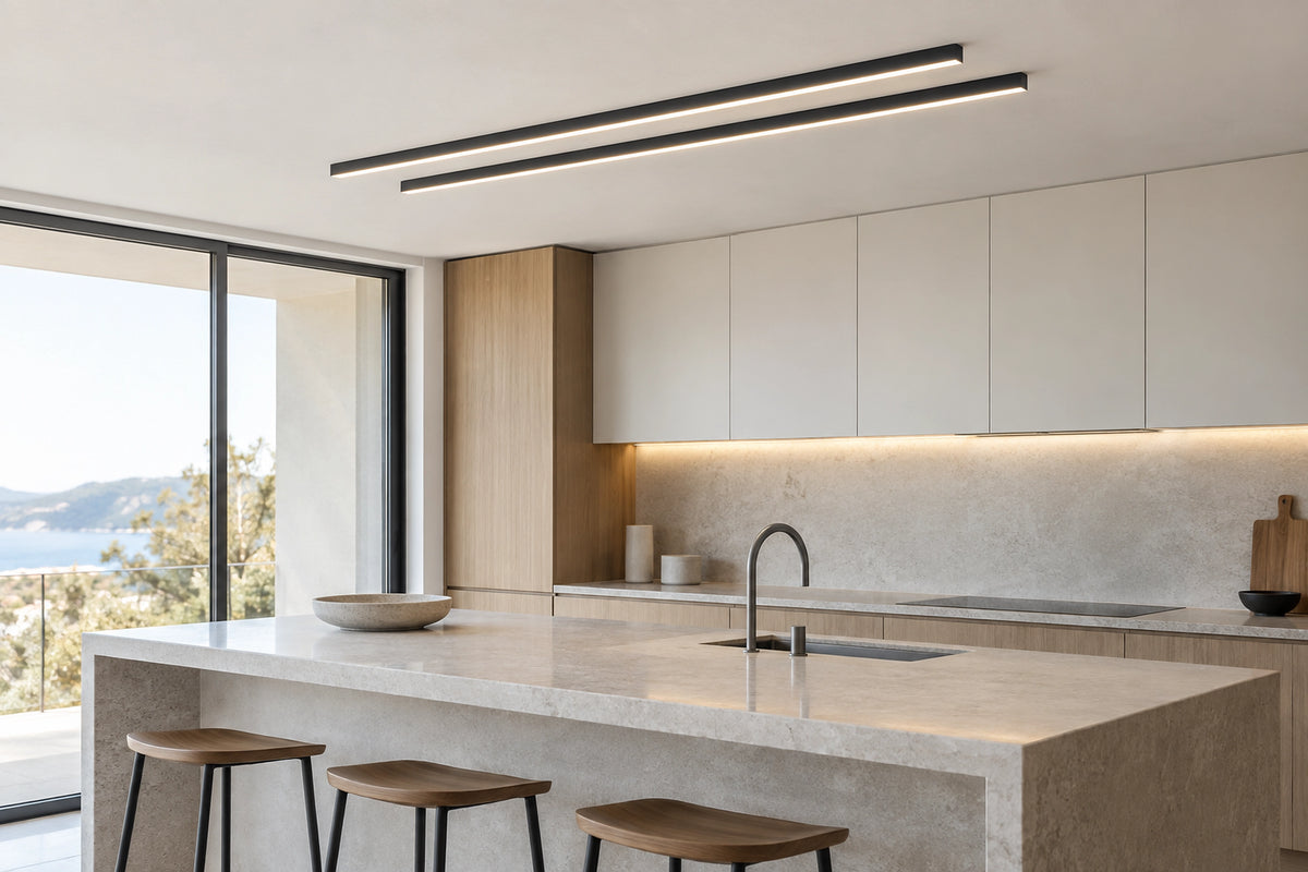 Plafonnier cuisine moderne dans une cuisine lumineuse, sous une lumière naturelle