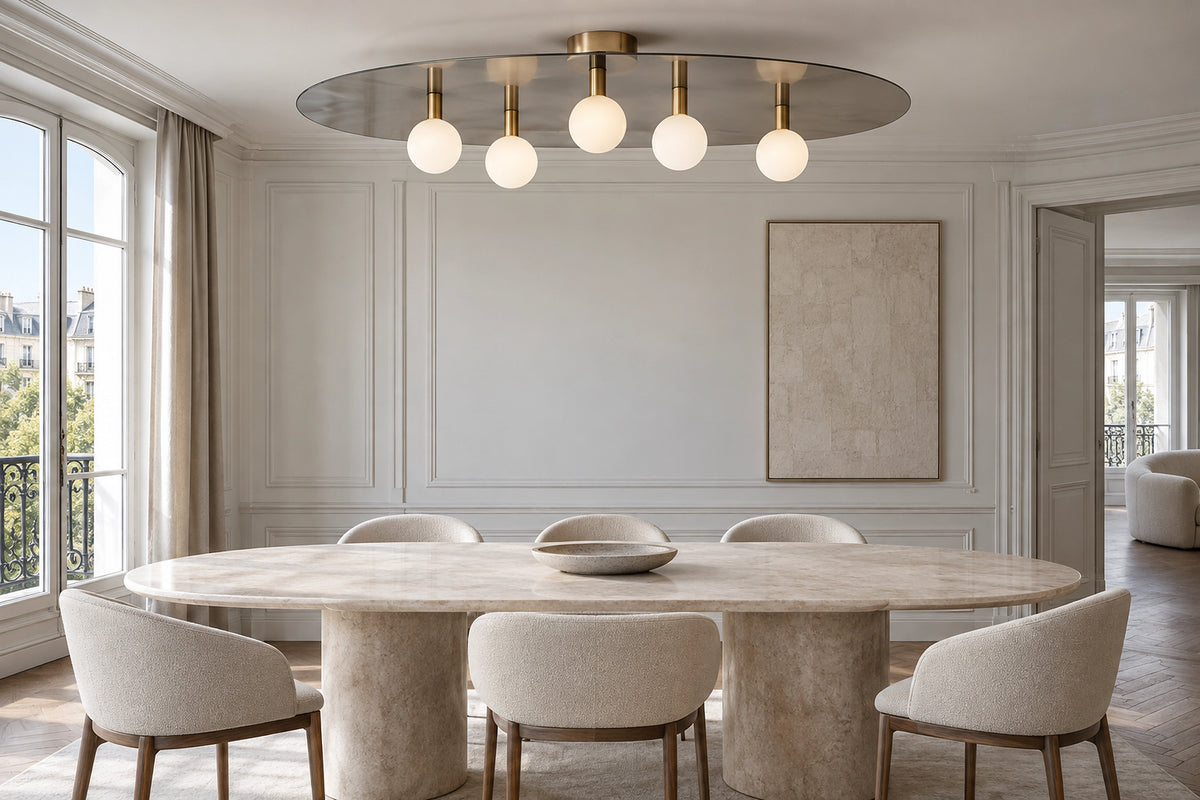 Plafonnier design salle à manger dans une salle à manger lumineuse, sous une lumière naturelle