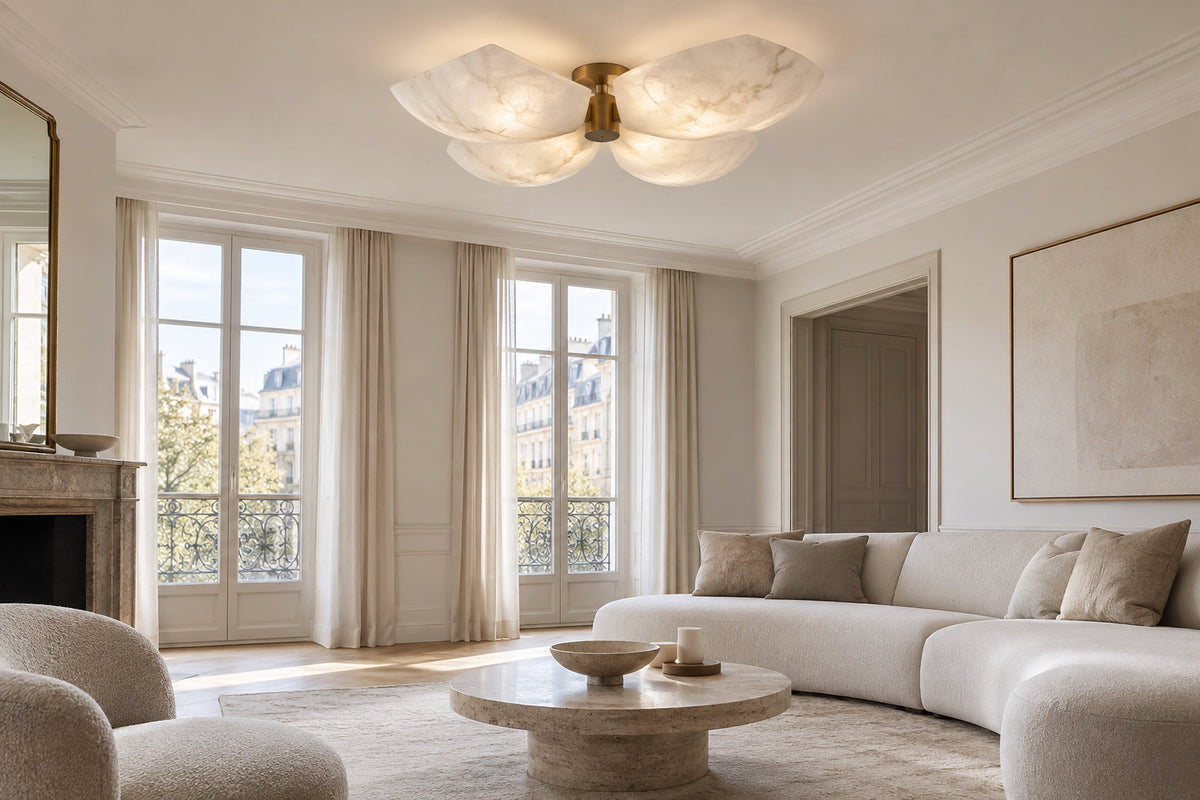 Plafonnier design salon dans un salon lumineux, sous une lumière naturelle