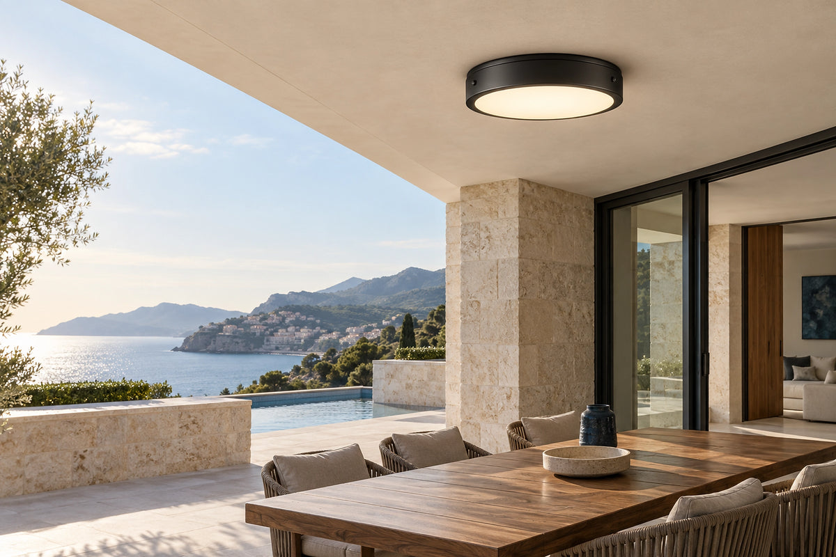 Plafonnier extérieur LED sous une terrasse couverte lumineuse en pierre naturelle