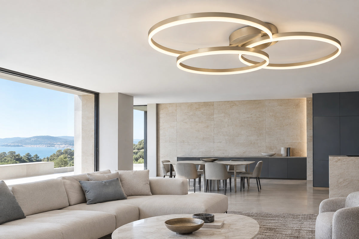 Grand plafonnier LED dans un intérieur lumineux, sous une lumière naturelle