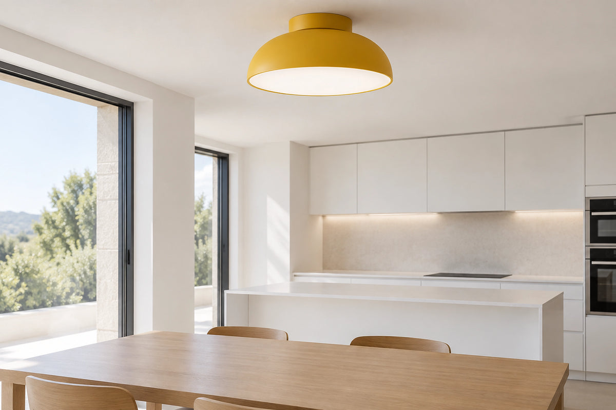 Plafonnier jaune dans un intérieur lumineux, sous une lumière naturelle
