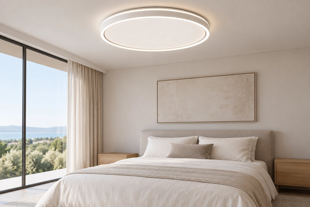 Plafonnier LED blanc dans un intérieur lumineux, sous une lumière naturelle