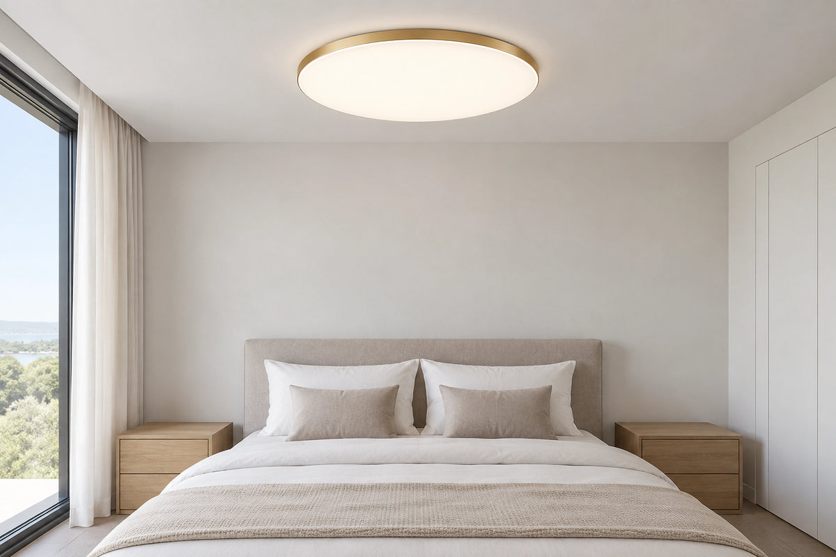 Plafonnier LED chambre dans une chambre lumineuse, sous une lumière naturelle