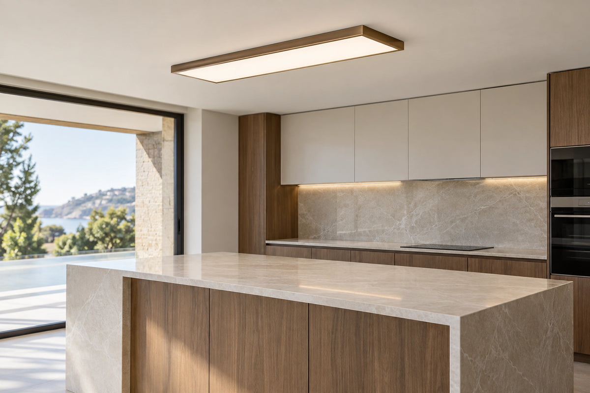 Plafonnier LED rectangulaire dans un intérieur lumineux, sous une lumière naturelle
