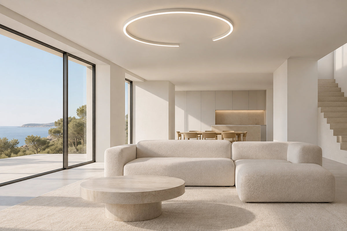 Plafonnier minimaliste dans un intérieur lumineux, sous une lumière naturelle