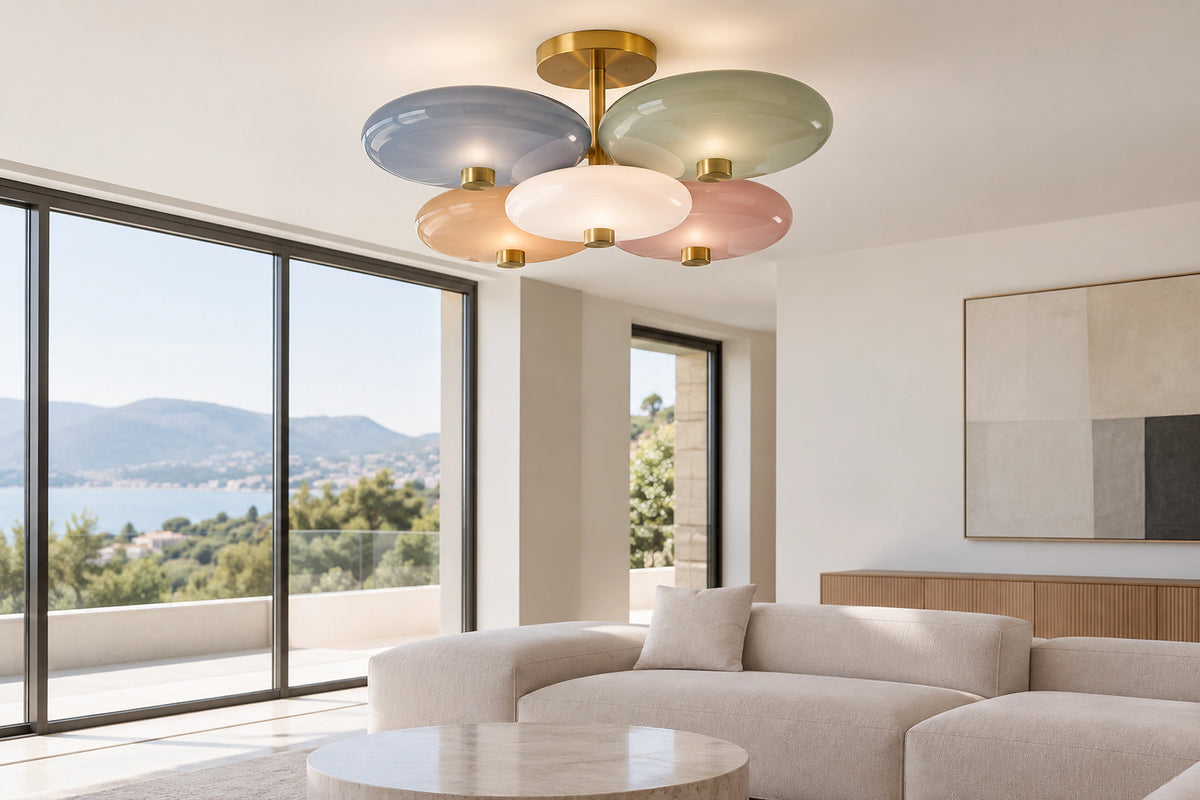 Plafonnier multicolore dans un intérieur lumineux, sous une lumière naturelle