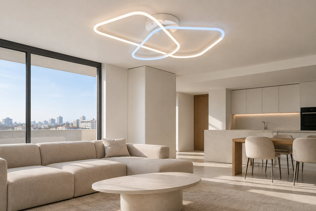 Plafonnier néon dans un intérieur lumineux, sous une lumière naturelle