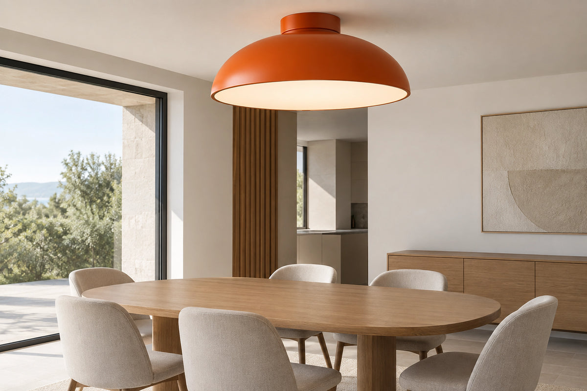 Plafonnier orange dans un intérieur lumineux, sous une lumière naturelle