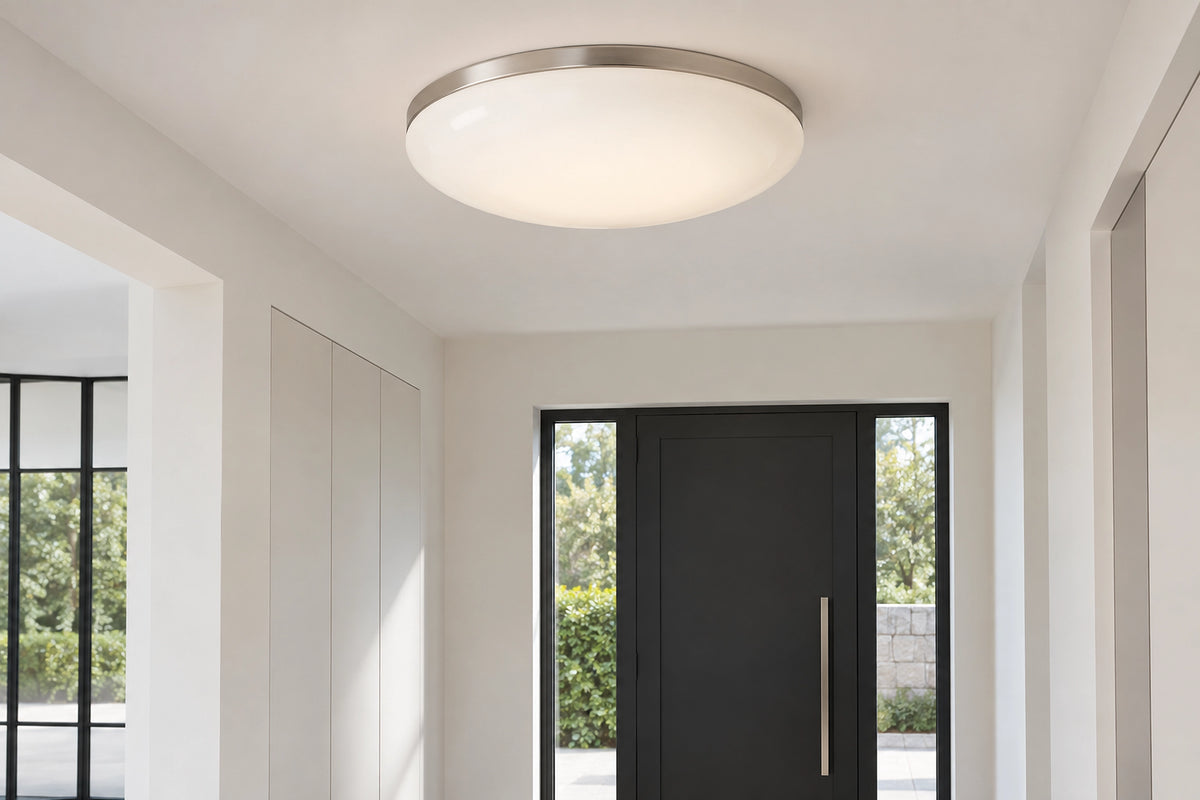 Plafonnier rond dans un intérieur lumineux, sous une lumière naturelle