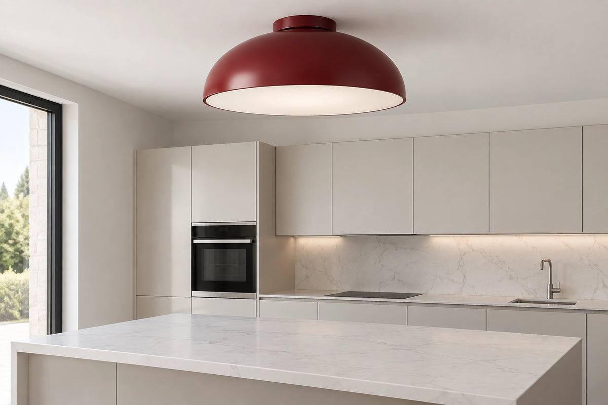 Plafonnier rouge dans un intérieur lumineux, sous une lumière naturelle