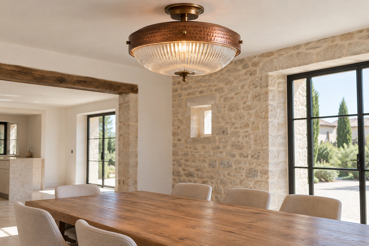 Plafonnier rustique dans un intérieur lumineux, sous une lumière naturelle