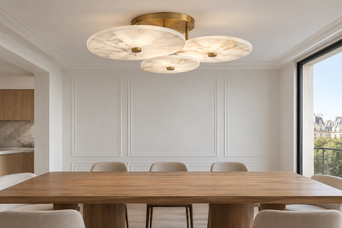 Plafonnier salle à manger dans une salle à manger lumineuse, sous une lumière naturelle
