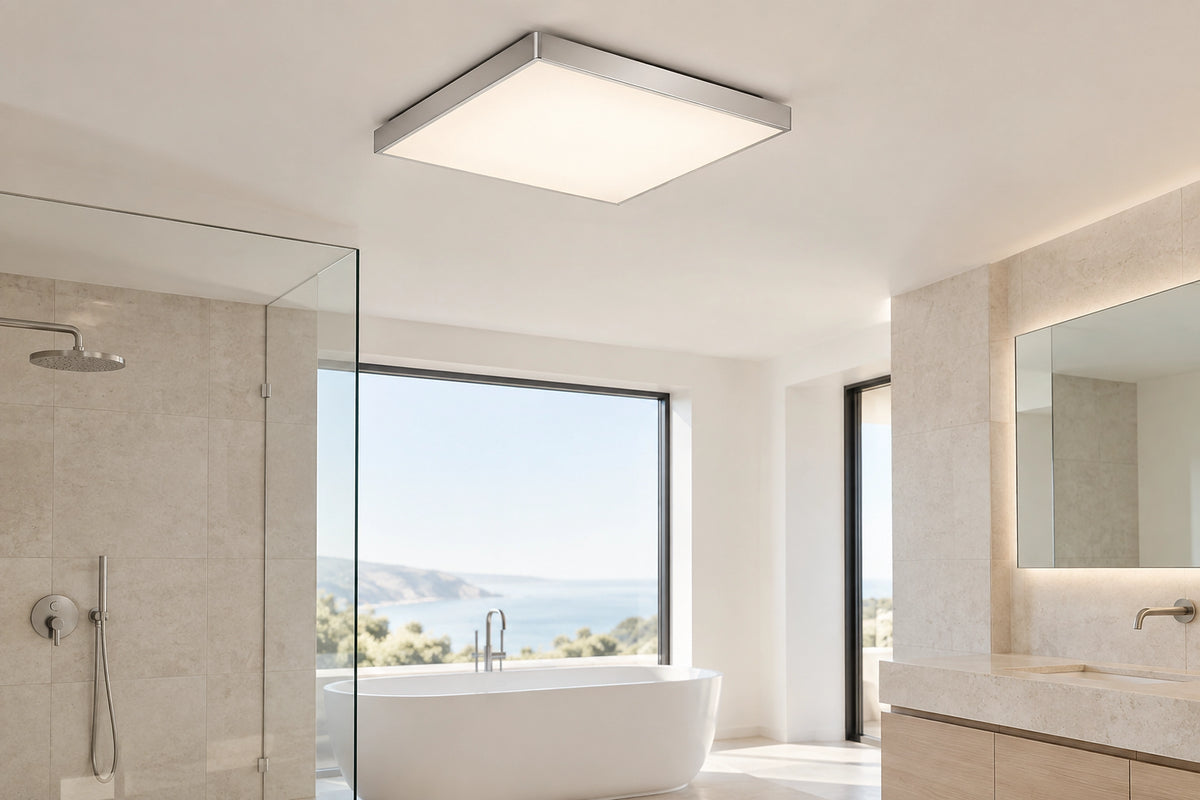 Plafonnier salle de bain carré dans une salle de bain lumineuse, sous une lumière naturelle