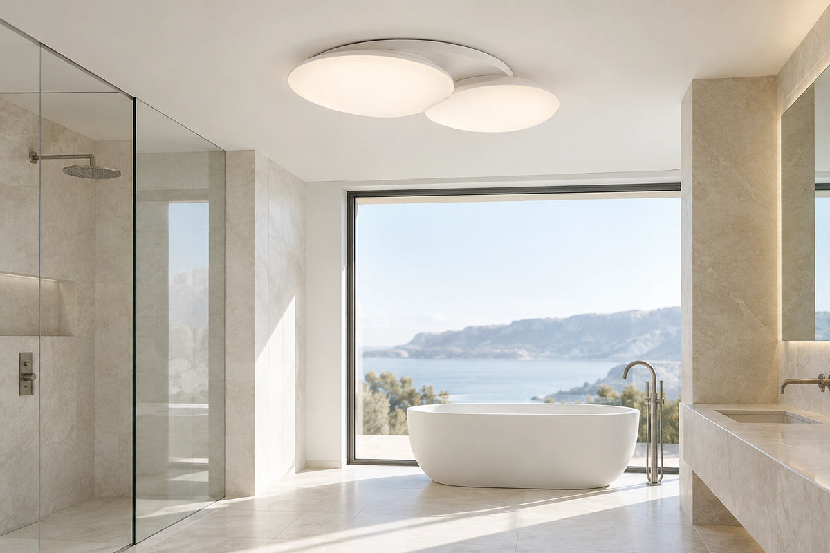 Plafonnier salle de bain design dans une salle de bain lumineuse, sous une lumière naturelle