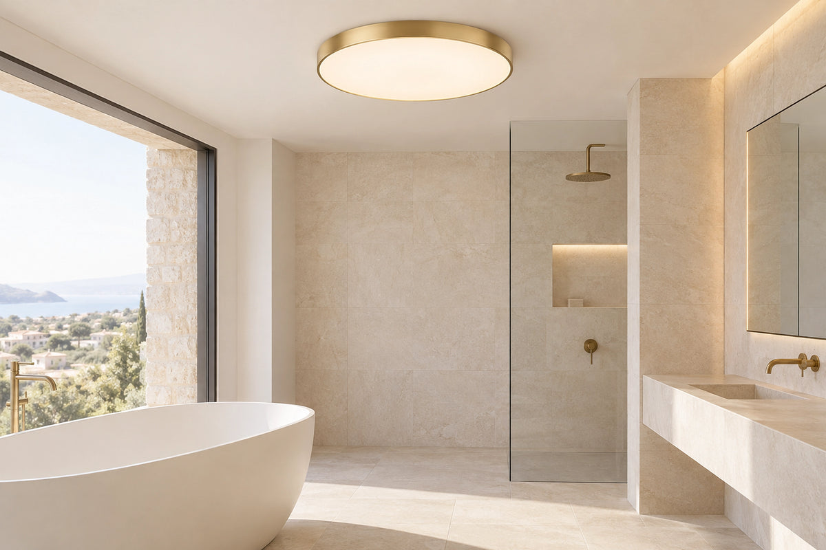 Plafonnier salle de bain doré dans une salle de bain lumineuse, sous une lumière naturelle