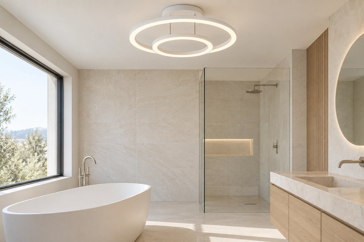 Plafonnier salle de bain moderne dans une salle de bain lumineuse, sous une lumière naturelle