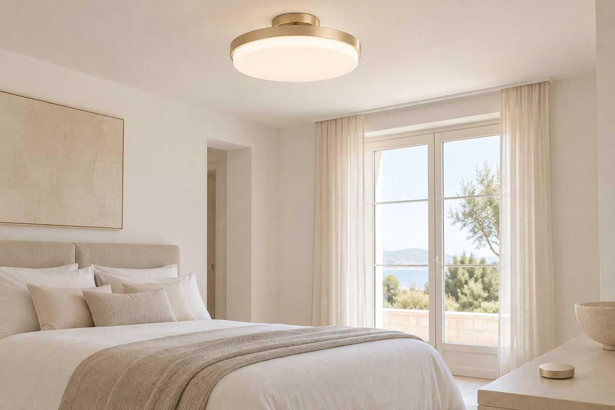 Plafonnier sans fil avec télécommande dans un intérieur lumineux, sous une lumière naturelle