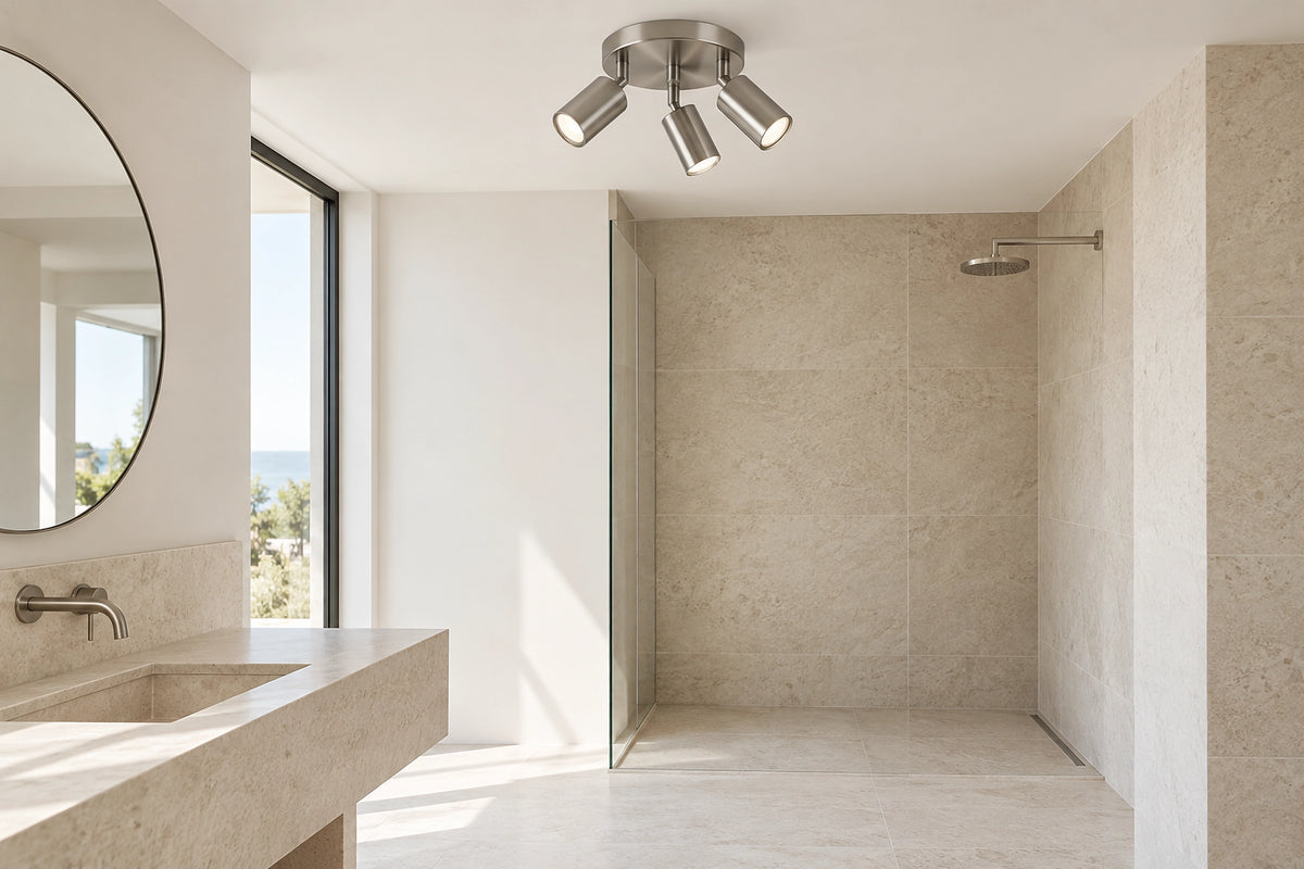Plafonnier spot salle de bain dans une salle de bain lumineuse, sous une lumière naturelle