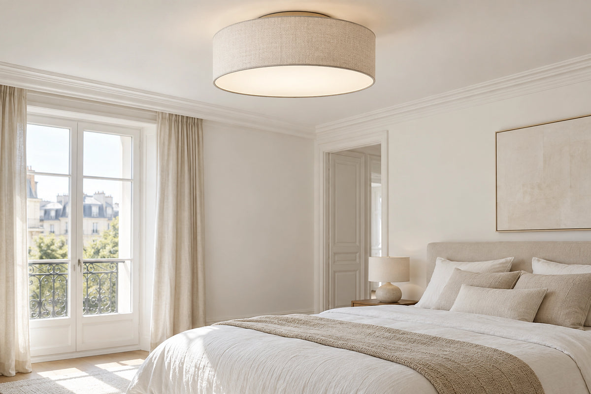 Plafonnier tissu dans un intérieur lumineux, sous une lumière naturelle