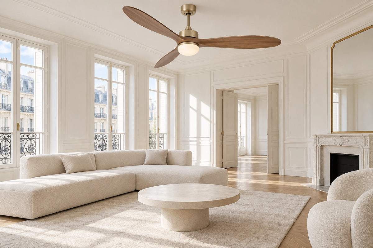 Plafonnier ventilateur bois dans un intérieur lumineux, sous une lumière naturelle