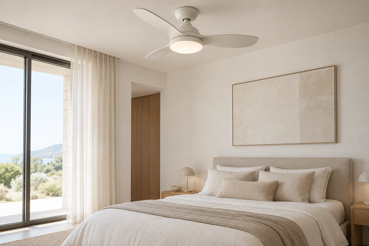 Plafonnier ventilateur chambre dans une chambre lumineuse, sous une lumière naturelle