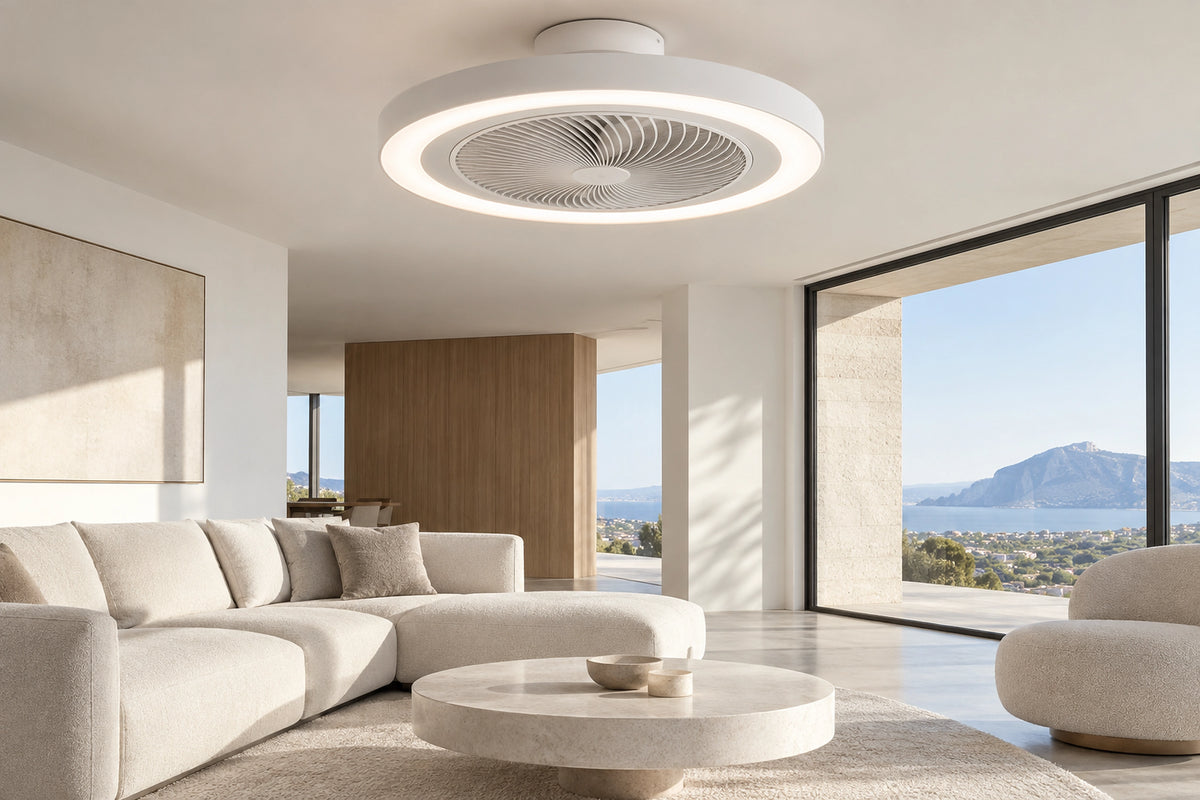 Plafonnier ventilateur design dans un intérieur lumineux, sous une lumière naturelle