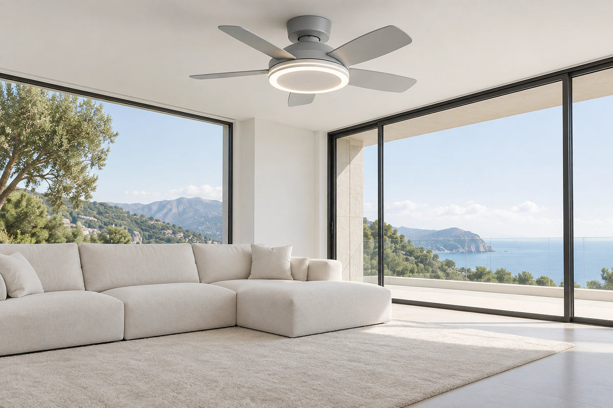 Plafonnier ventilateur LED dans un intérieur lumineux, sous une lumière naturelle