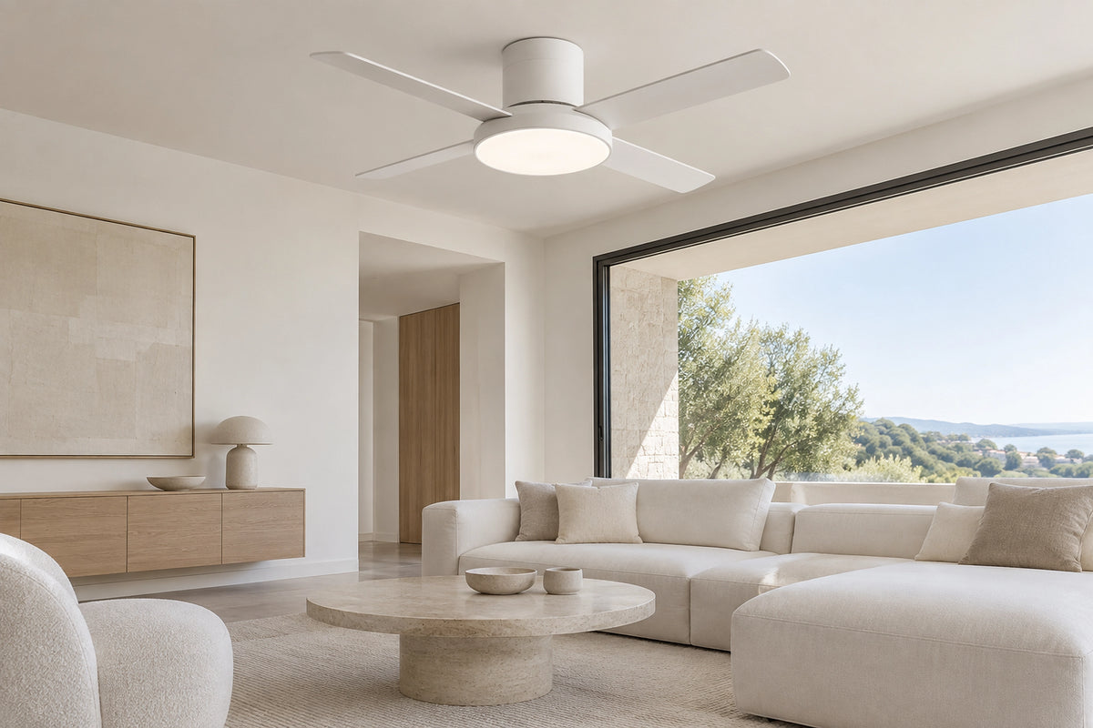Plafonnier ventilateur dans un intérieur lumineux, sous une lumière naturelle