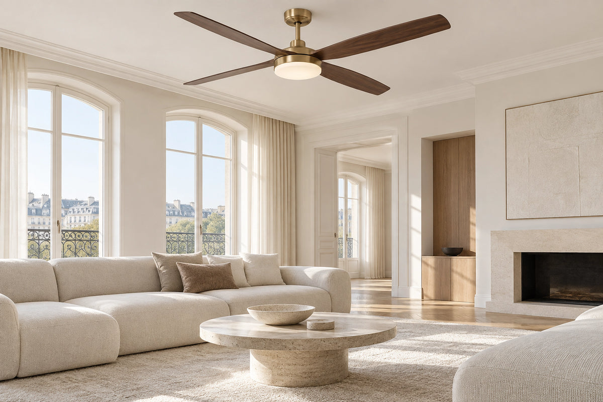 Plafonnier ventilateur salon dans un salon lumineux, sous une lumière naturelle