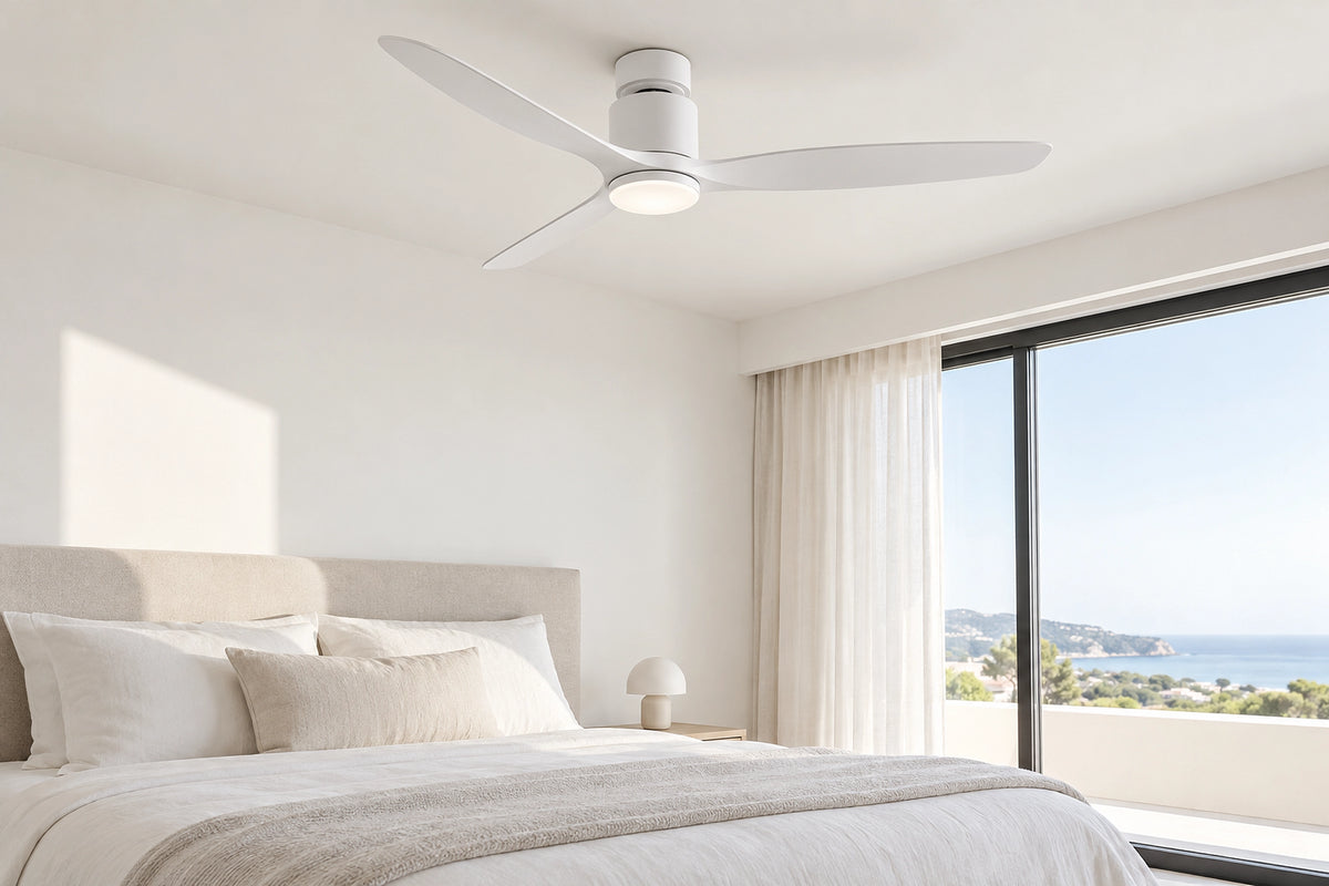 Plafonnier ventilateur silencieux dans un intérieur lumineux, sous une lumière naturelle