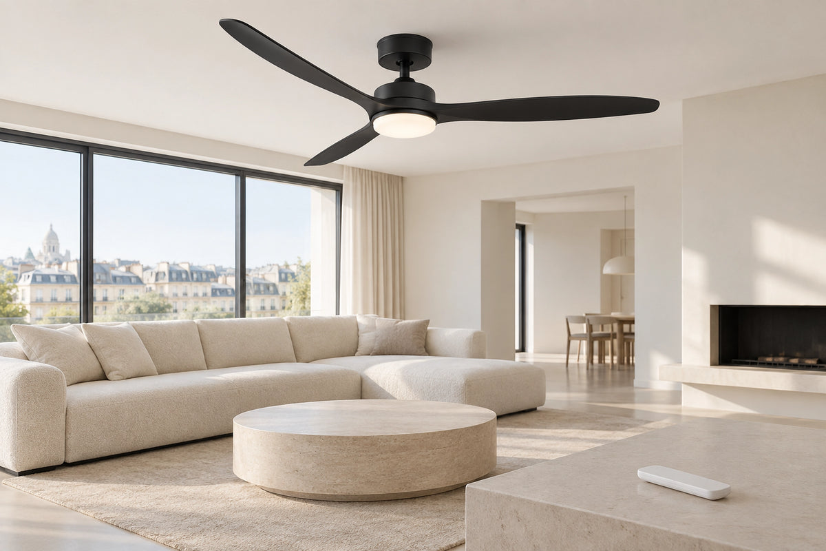 Plafonnier ventilateur avec télécommande dans un intérieur lumineux, sous une lumière naturelle