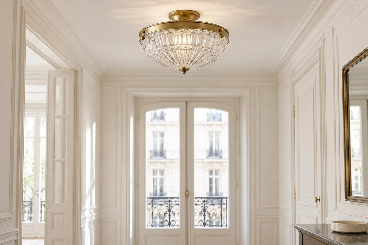 Plafonnier verre vintage dans un intérieur lumineux, sous une lumière naturelle