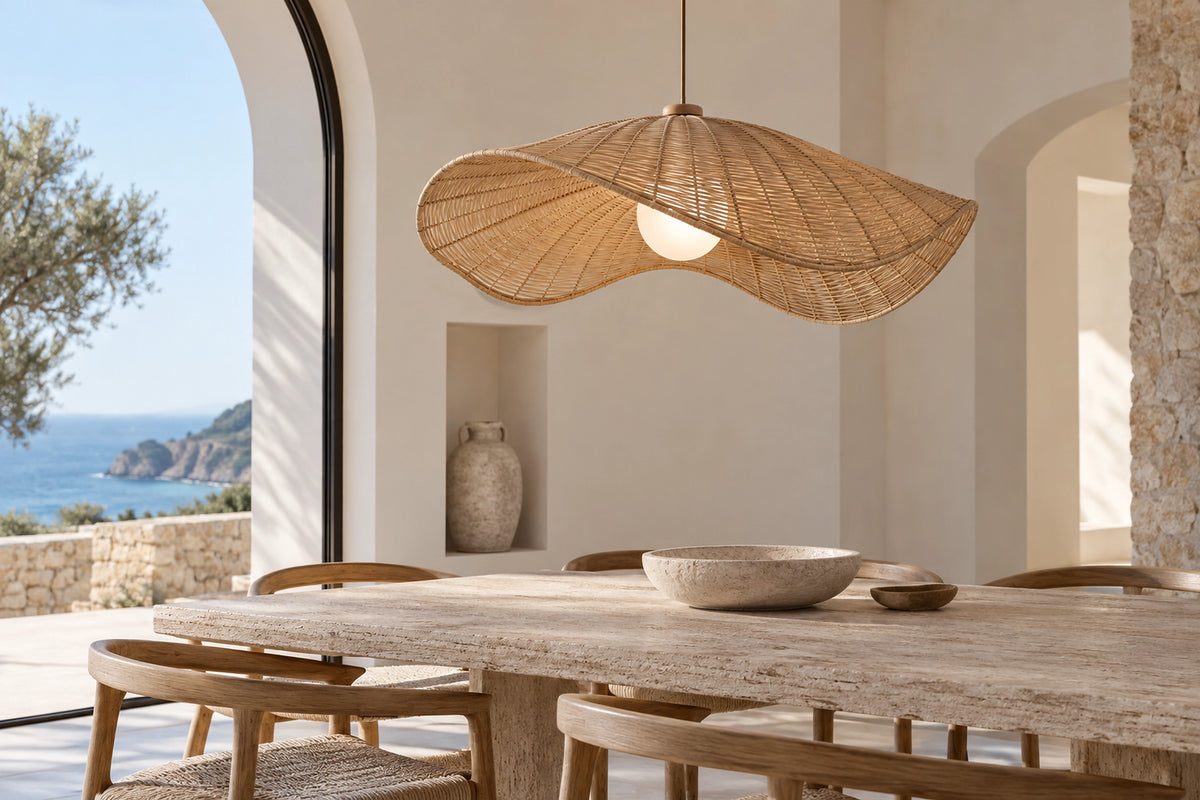 Suspension bambou dans un intérieur lumineux, sous une lumière naturelle
