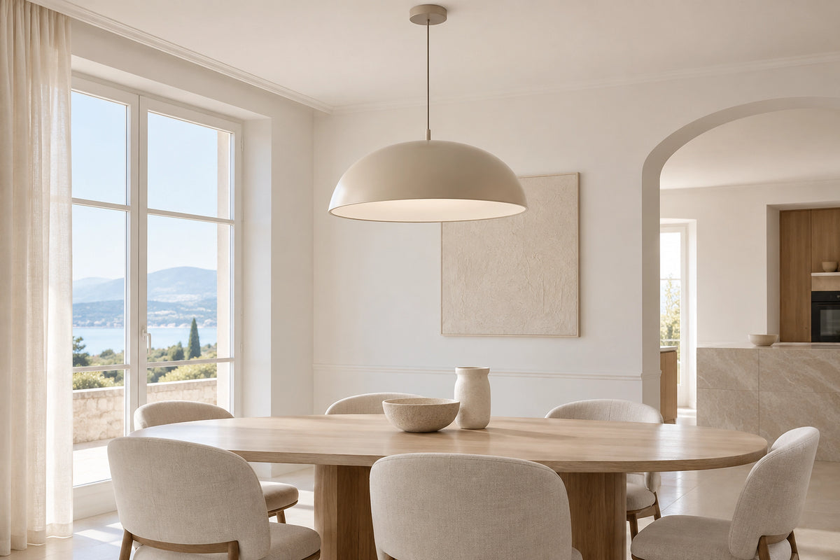 Suspension beige dans un intérieur lumineux, sous une lumière naturelle