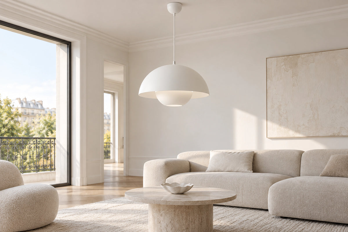 Suspension blanche dans un intérieur lumineux, sous une lumière naturelle