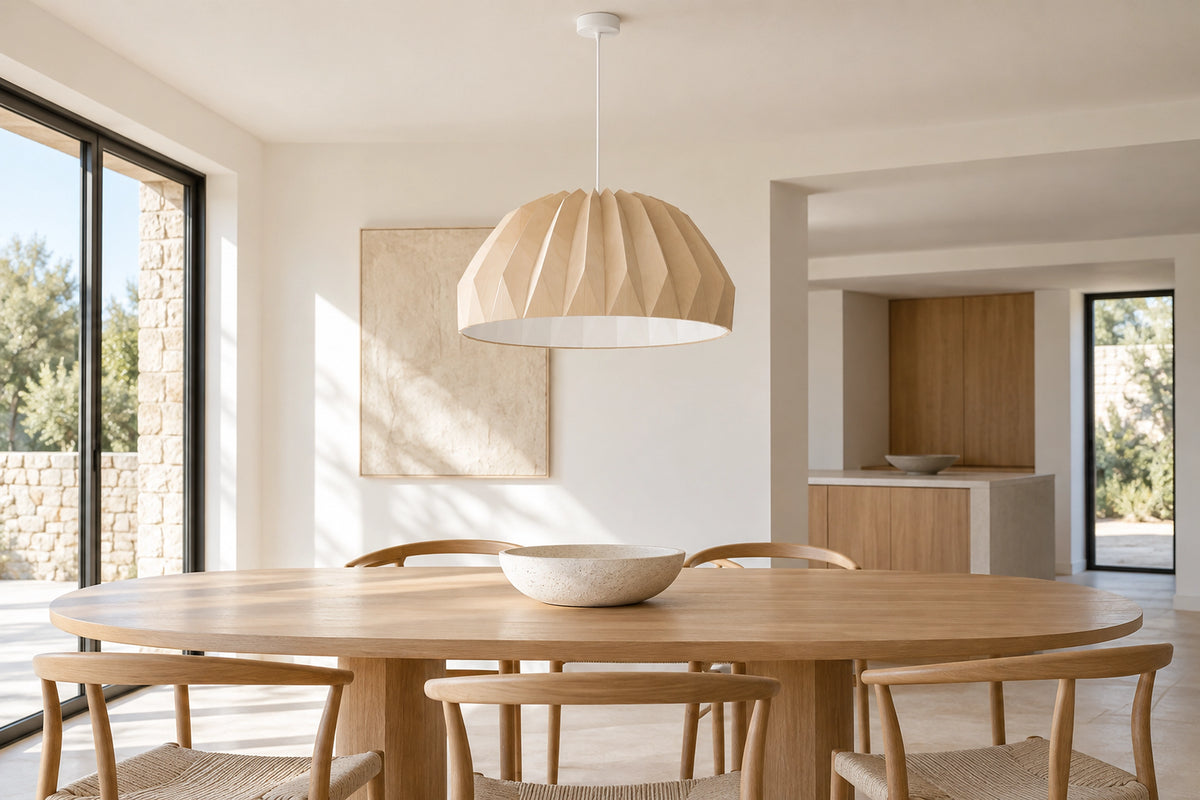 Suspension bois scandinave dans un intérieur lumineux, sous une lumière naturelle