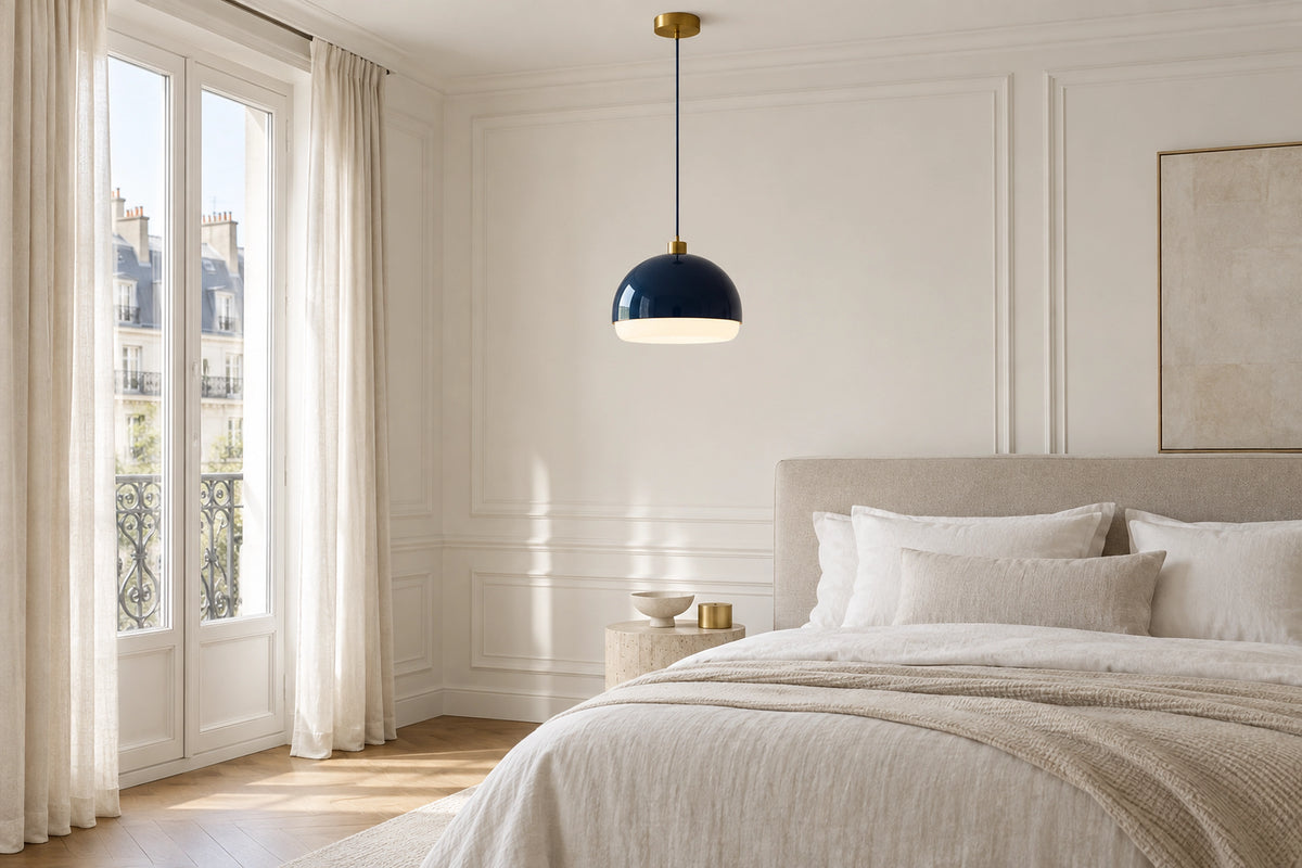 Suspension bleue chambre dans une chambre lumineuse, sous une lumière naturelle