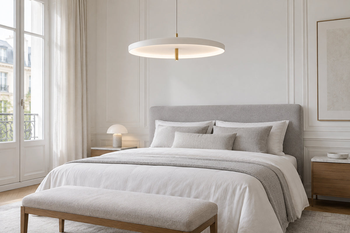 Suspension chambre moderne dans une chambre lumineuse, sous une lumière naturelle